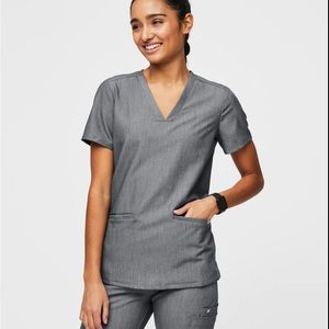 FIGS Women’s Casma 3 Pocket, Vneck, Scrub Top Size L GRAPHITE
